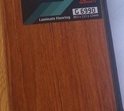 Sàn gỗ Galamax-G6990-12mm màu cánh gián vân nâu