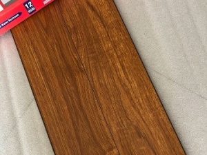 Sàn gỗ Kosmos - KB101 - 12mm màu vàng cánh gián vân nâu tự nhiên