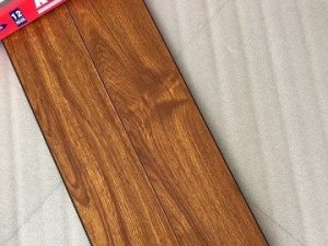 Sàn gỗ Kosmos - KB108 - 12mm màu vàng mật ong vân nâu tự nhiên