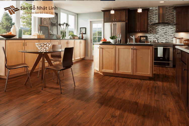 Đồ nội thất gỗ tối hợp với gam màu sàn ấm áp!