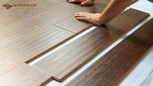 Sàn gỗ sau khi tháo dỡ từ chỗ cũ được lắp vào vị trí mới.
