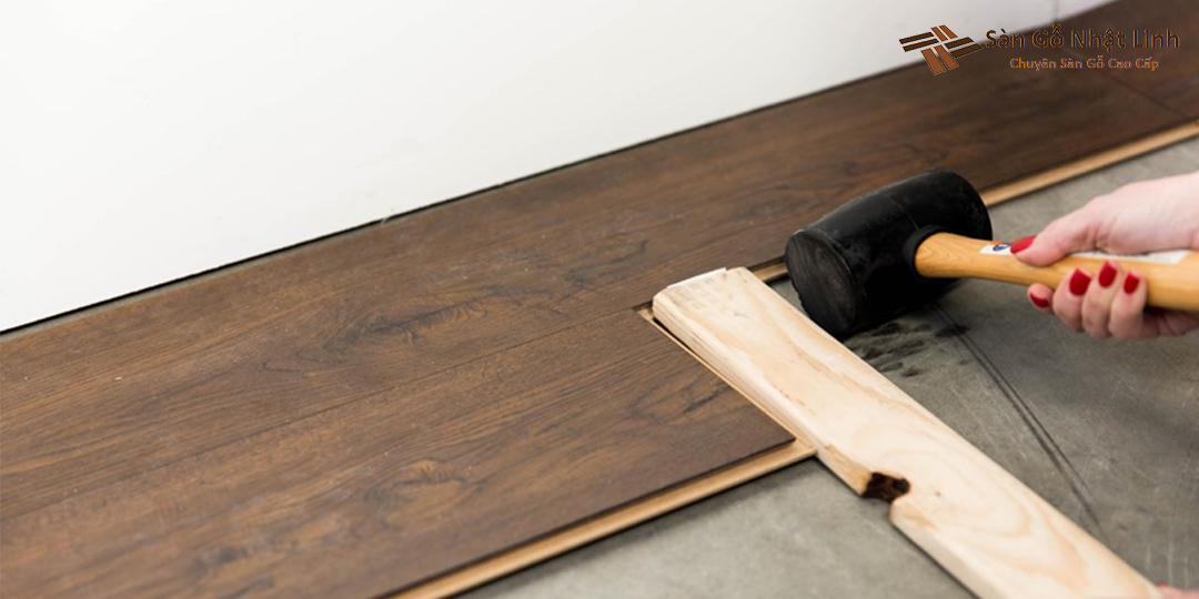 Kỹ thuật thi công lắp đặt sàn gỗ tại nhà do thợ chuyên nghiệp Nhật Linh đảm nhận.