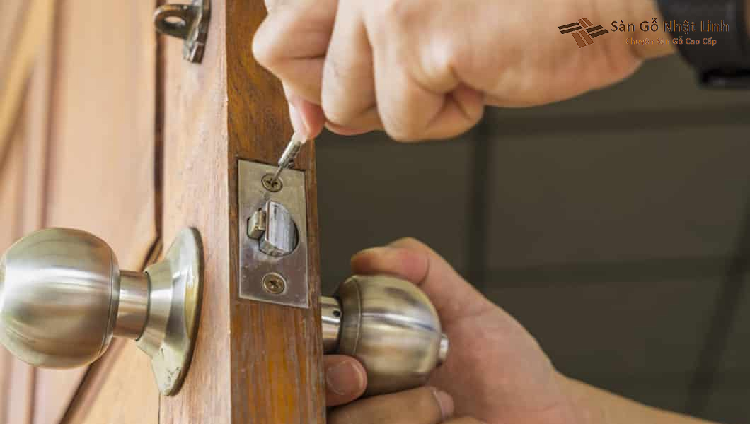 Hình ảnh lắp đặt chuyên nghiệp cho khóa cửa gỗ dạng tay nắm tròn.