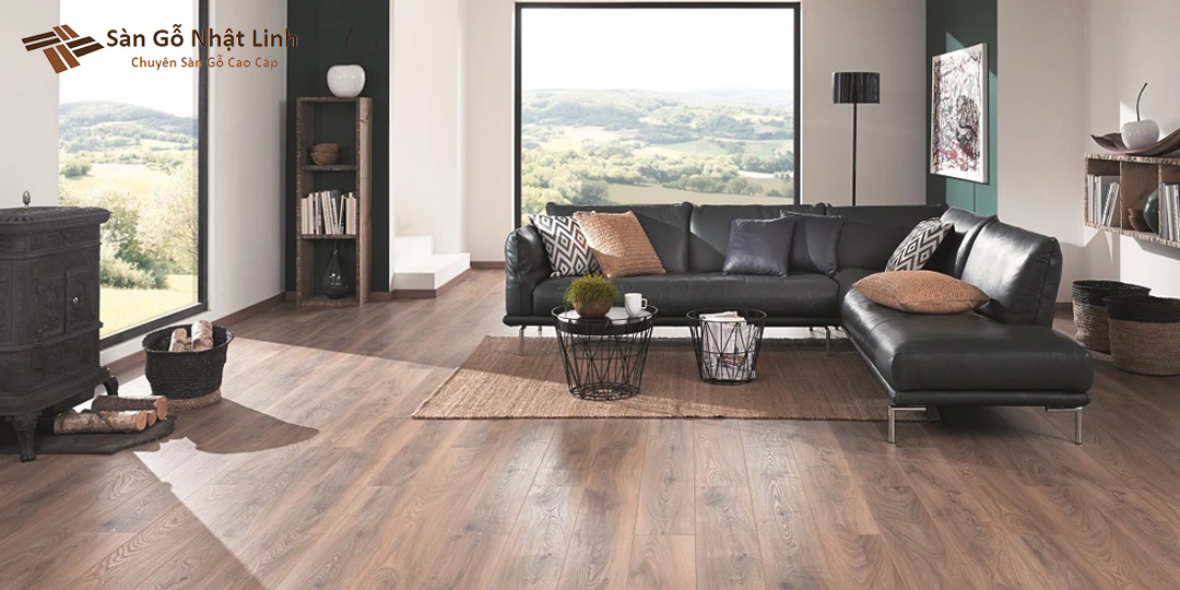 Sàn gỗ công nghiệp được lát ở phòng khách.