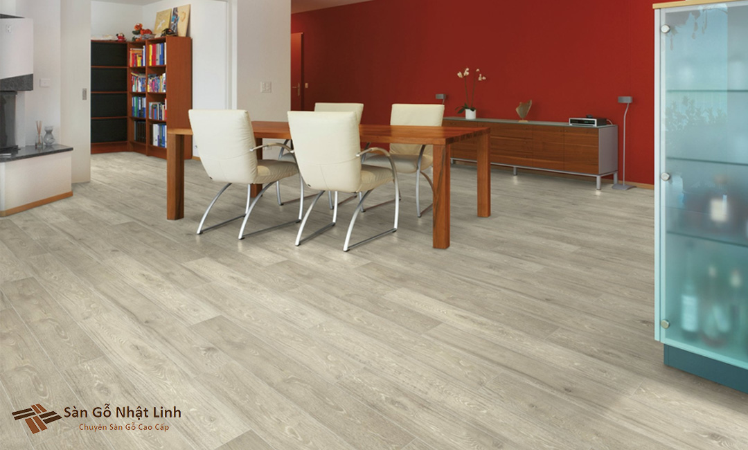 Sàn gỗ mặt lụa không dễ bị trơn trượt như sàn mặt bóng mà cũng không thô ráp như sàn mặt sần. Sàn gỗ mặt lụa không dễ bị trơn trượt như sàn mặt bóng mà cũng không thô ráp như sàn mặt sần.