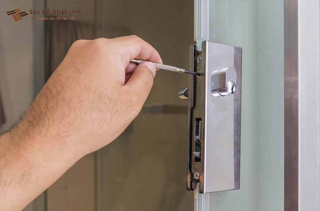Kiểm tra ổ khóa cho cửa đảm bảo sự chắc chắn.